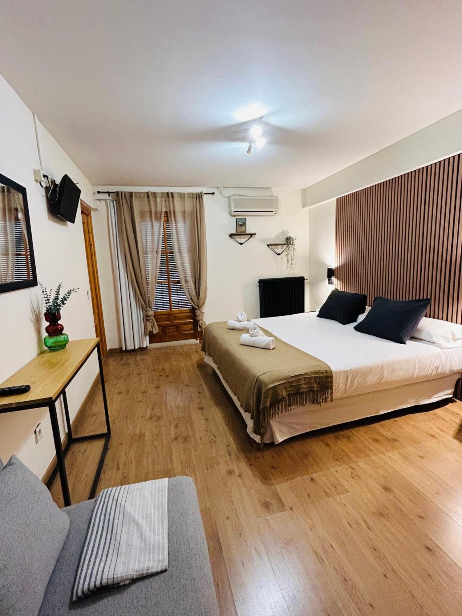 Hostal La Colonial Madrigal de la Vera Ngoại thất bức ảnh